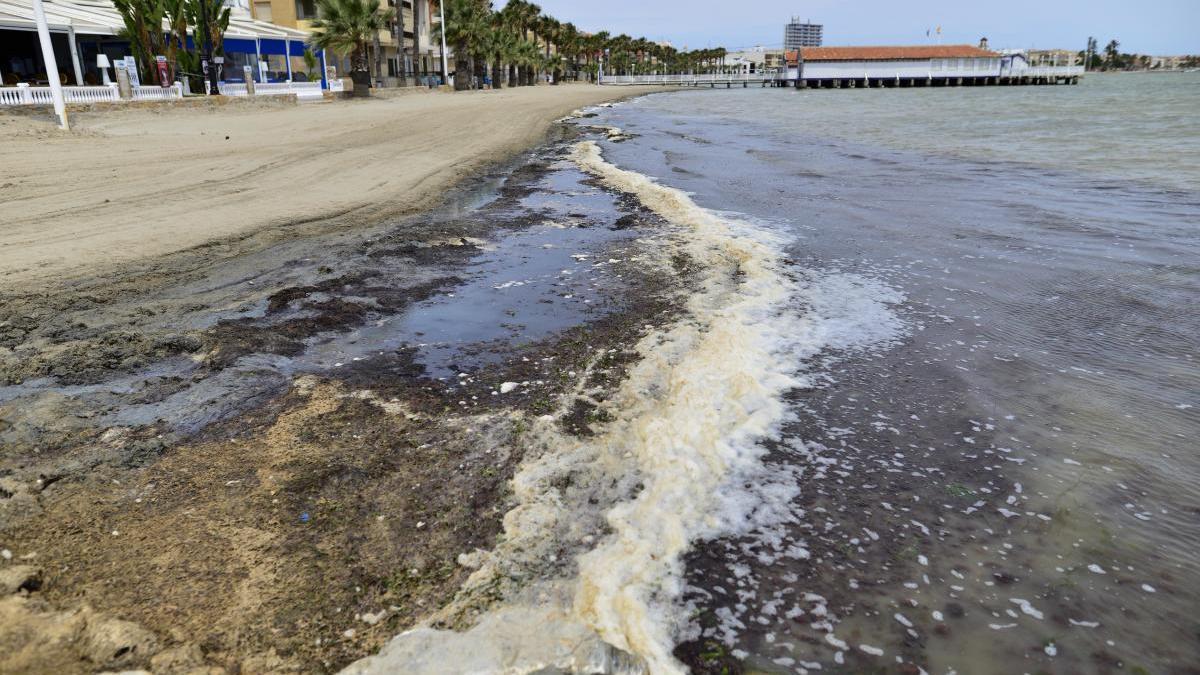 La Comunidad pide a los municipios marmenorenses que limpien las playas