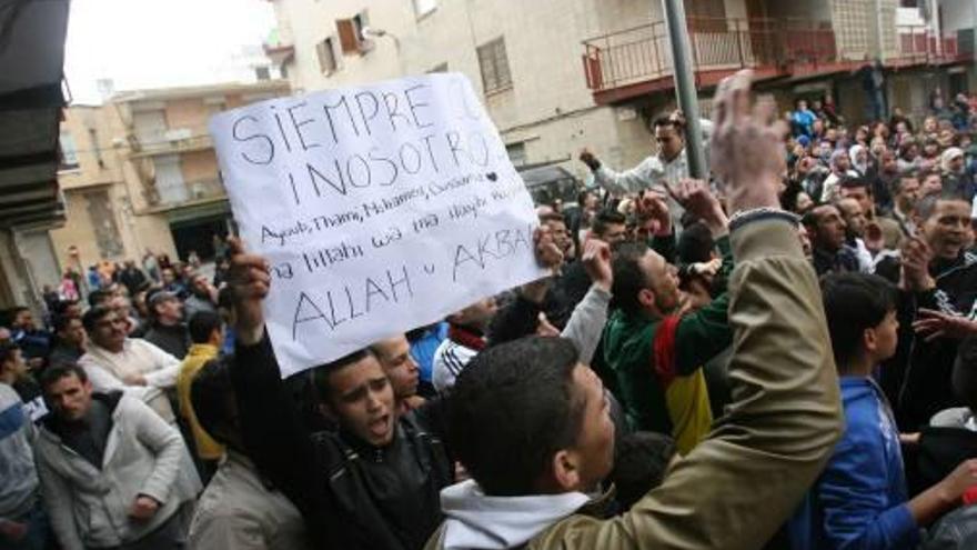 Miembros de la comunidad marroquí protestando en el Ayuntamiento.