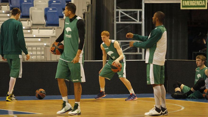 Fran Vázquez (de espaldas), Hettsheimeir, Alberto Díaz, Granger y Sabonis (sentado), en el Carpena.