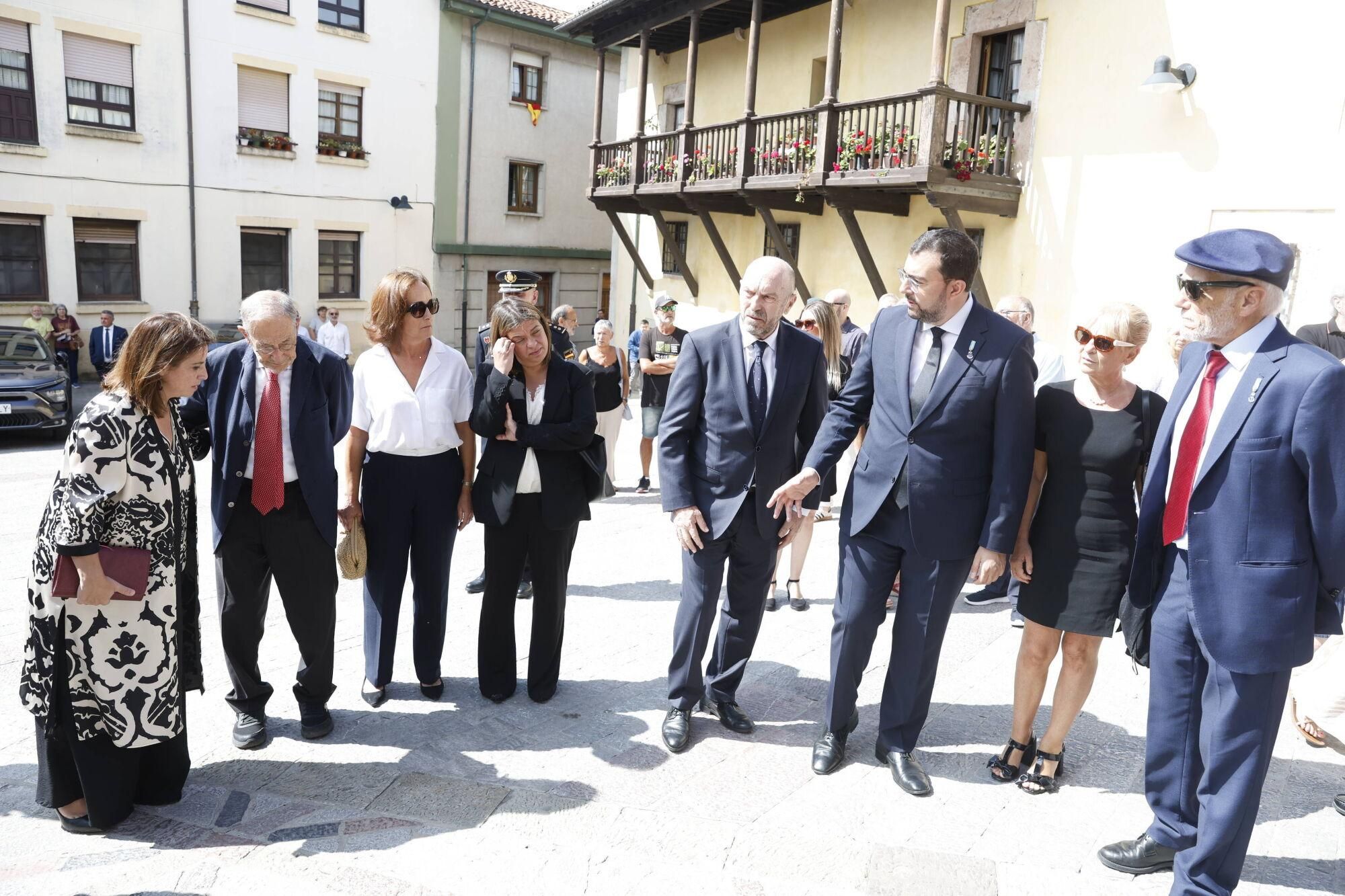 Las imágenes del funeral de Antonio Trevín en la basílica de Llanes.