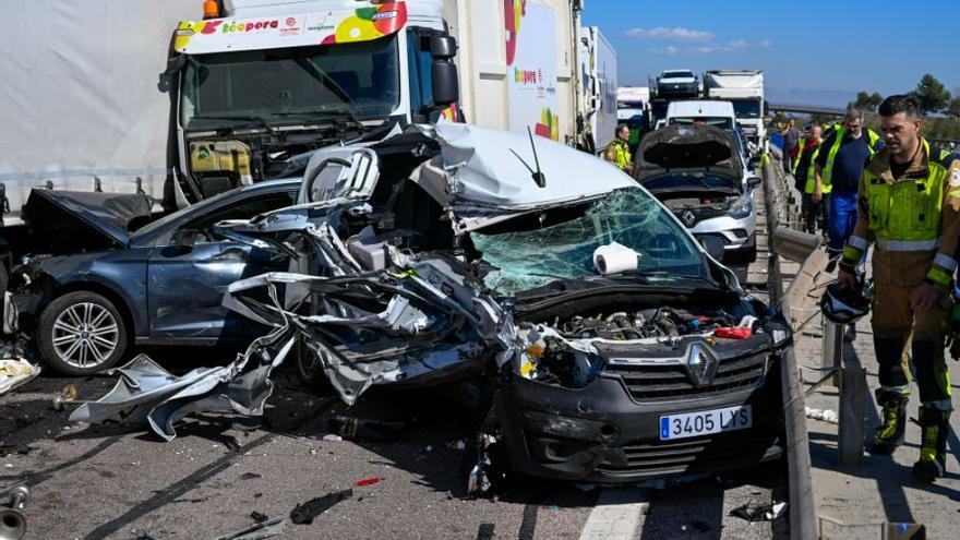 Un mort en un xoc múltiple per la boira amb 40 vehicles implicats a l&#039;AP-7, a Castelló