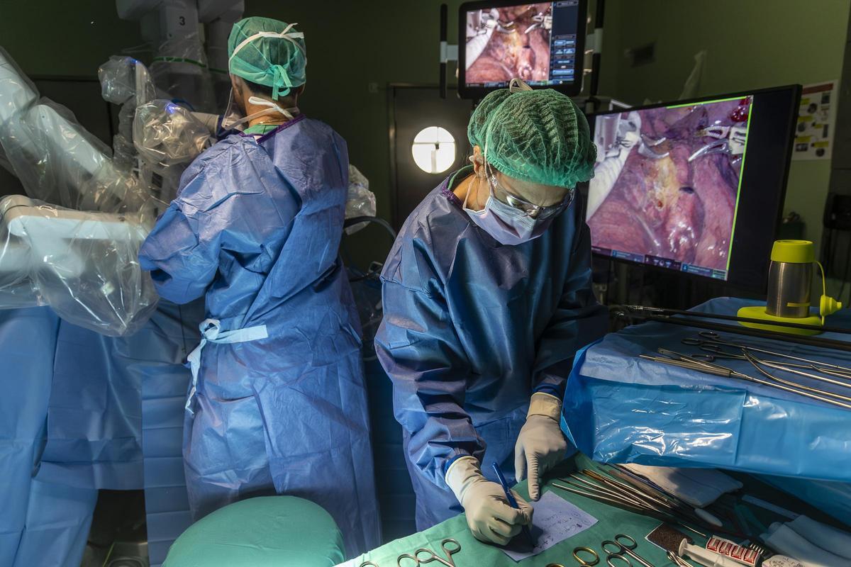 Médicos en una operación