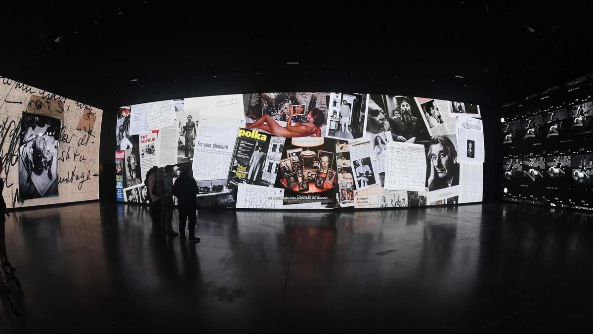 Sala de vídeos con imágenes personales de Helmut Newton y recortes de revistas