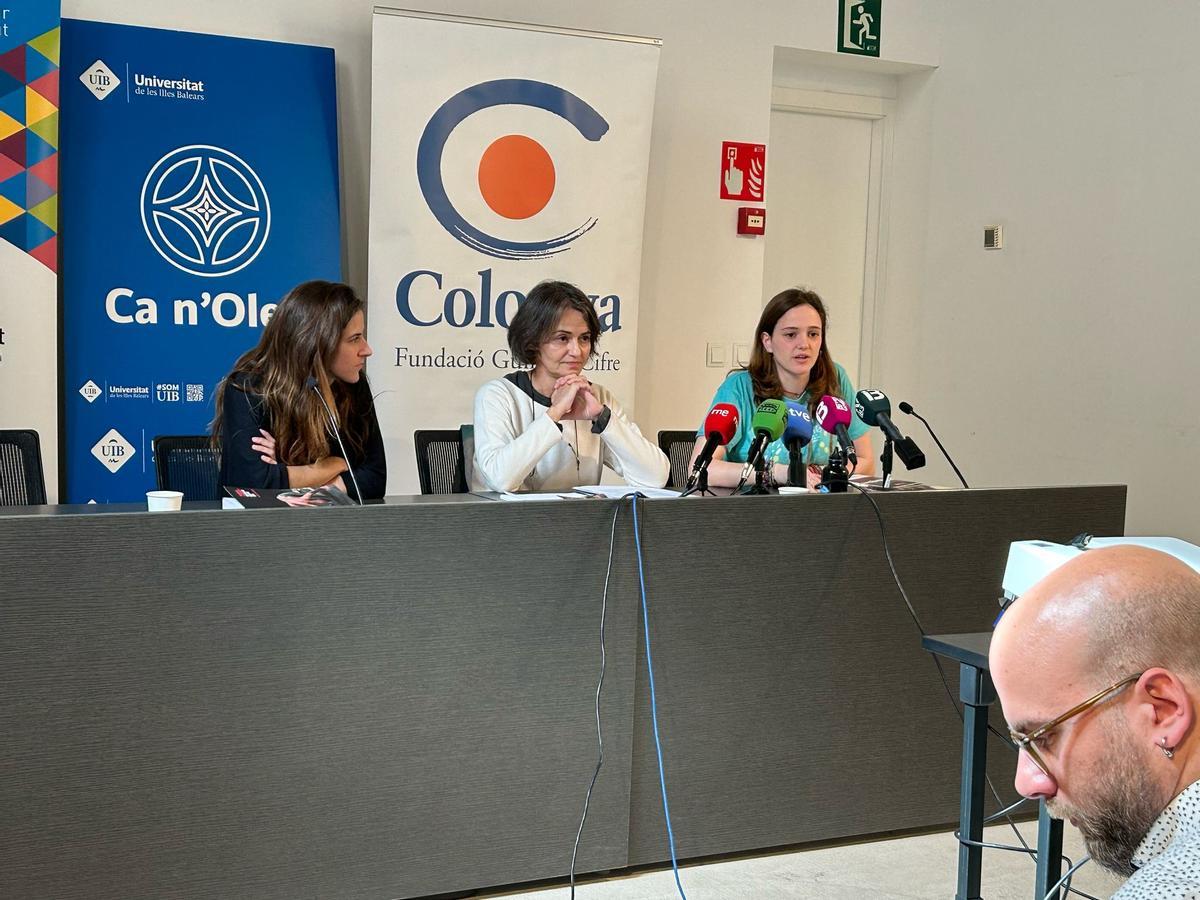 Victòria Oliveres y Margarita De Noia, este jueves en Ca n'Oleo durante la presentación del Anuario.