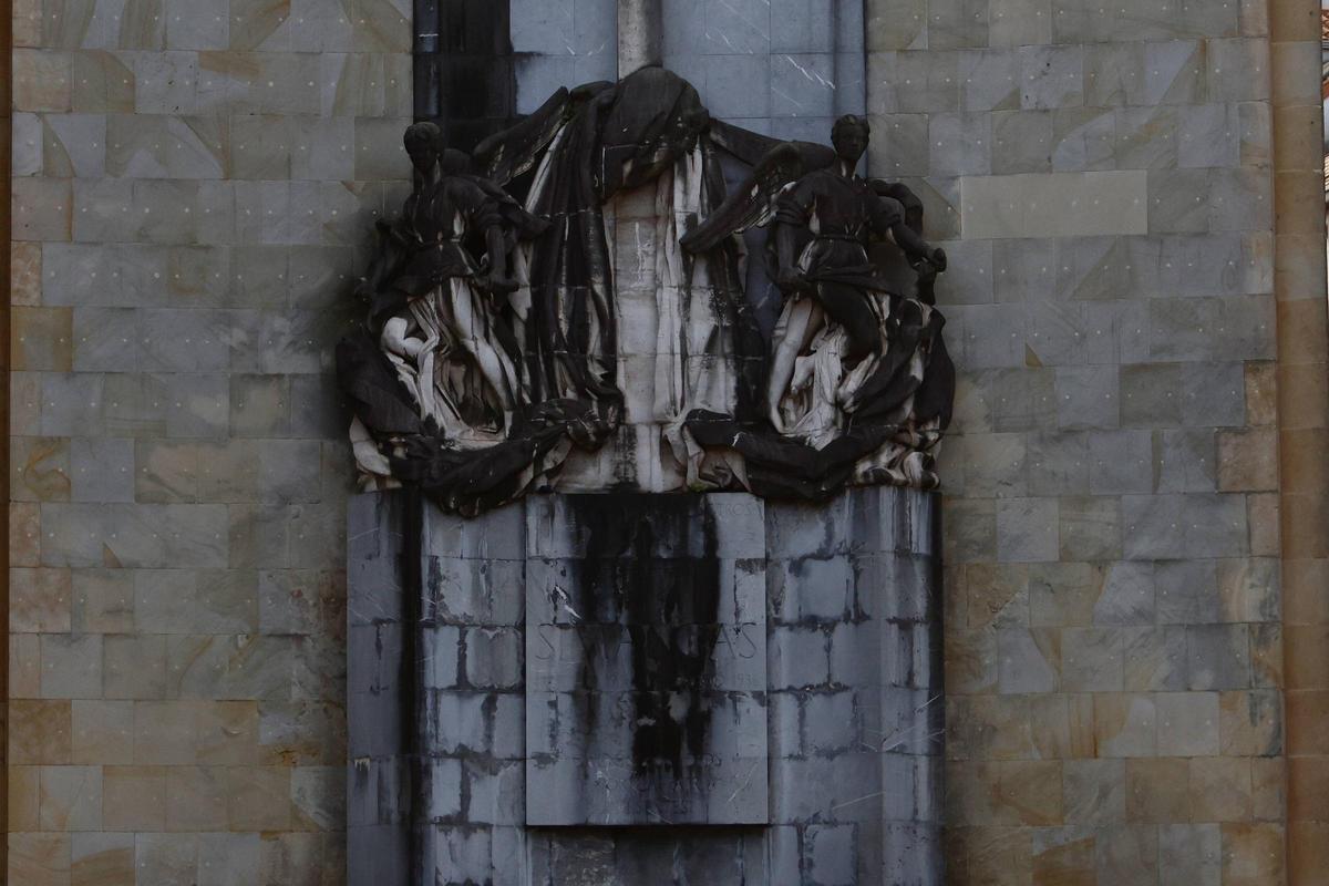 La polémica por el "Héroes del Simancas" de Gijón también está en la calle: partidarios y detractores entre quienes la ven a diario (en imágenes)