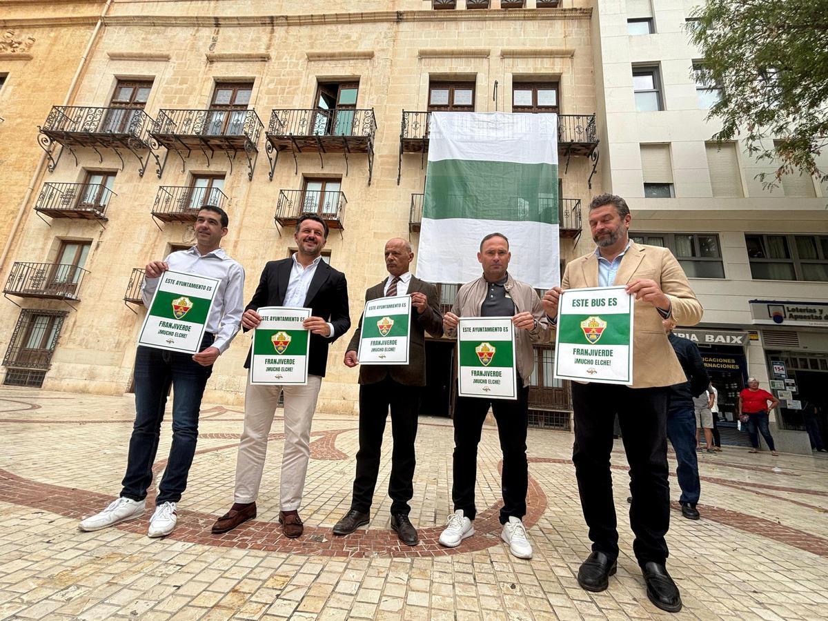 Los participantes en el acto de la campaña por el Elche CF posan tras la rueda de Prensa