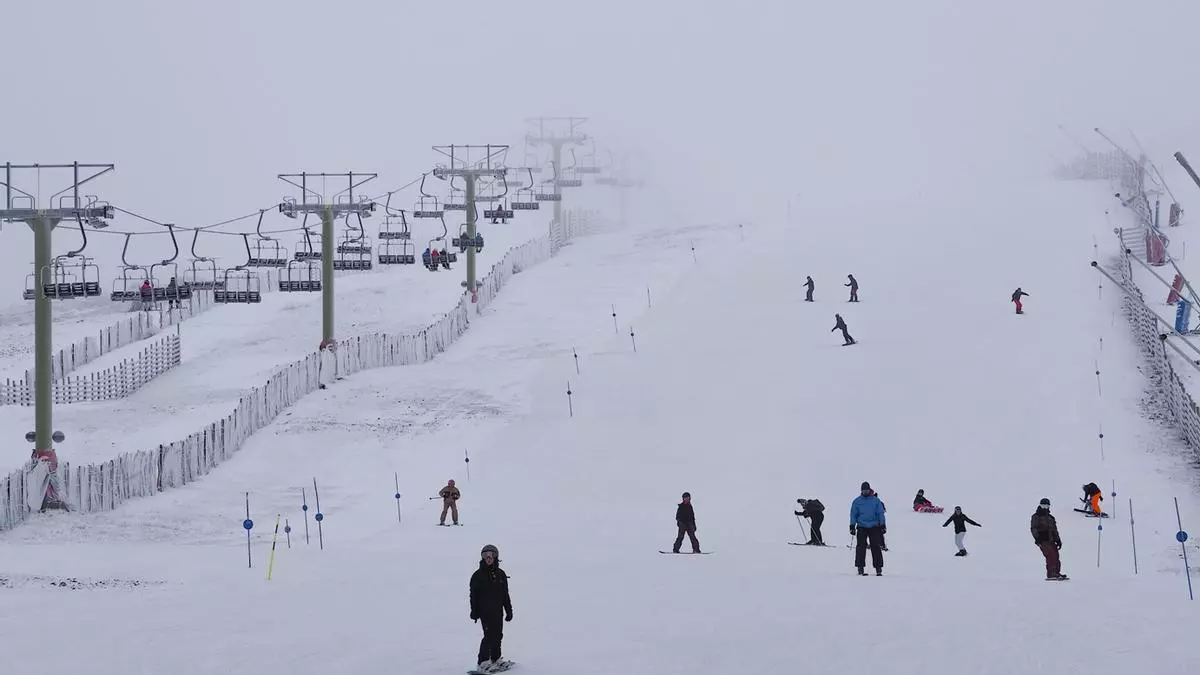 Las continuas nevadas marcan el fin de semana en las estaciones de esquí de Aramón