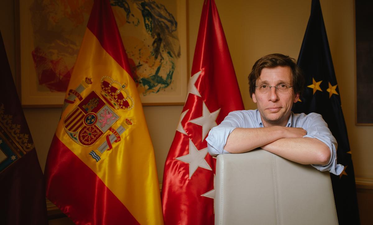 El alcalde de Madrid, José Luis Martínez Almeida, en su despacho de Cibeles.