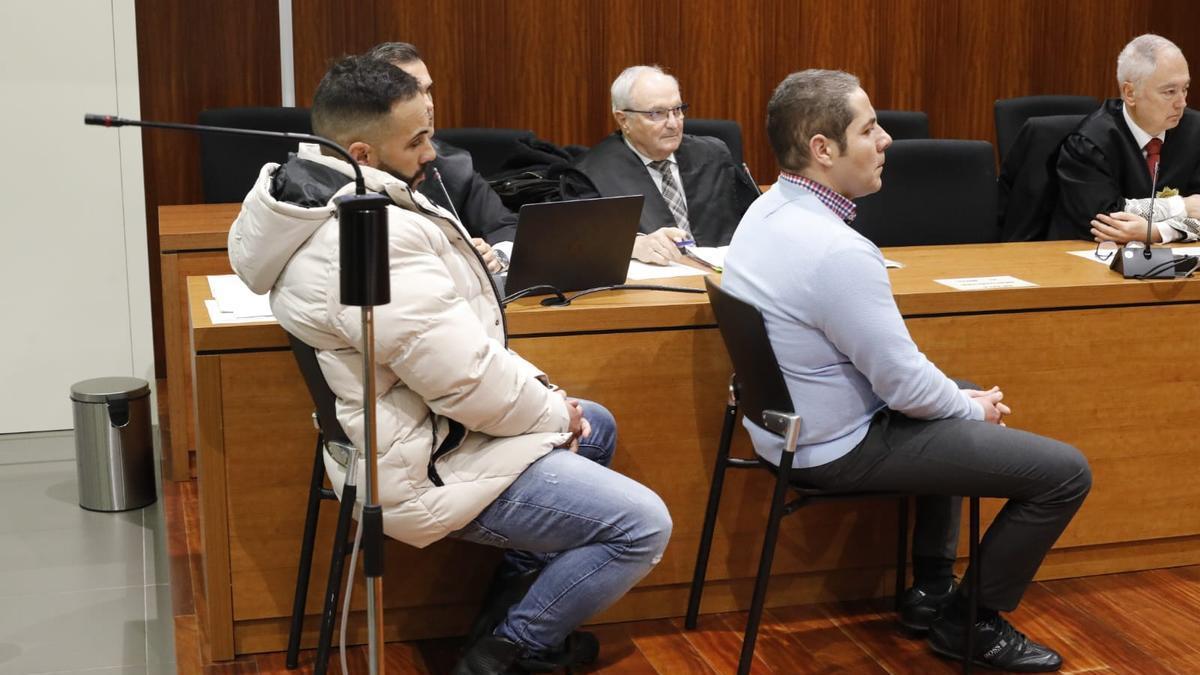 De delante hacia atrás, el funcionario de prisiones, David A. S., y el preso, Félix G. L., en el banquillo de los acusados de la Audiencia Provincial de Zaragoza.