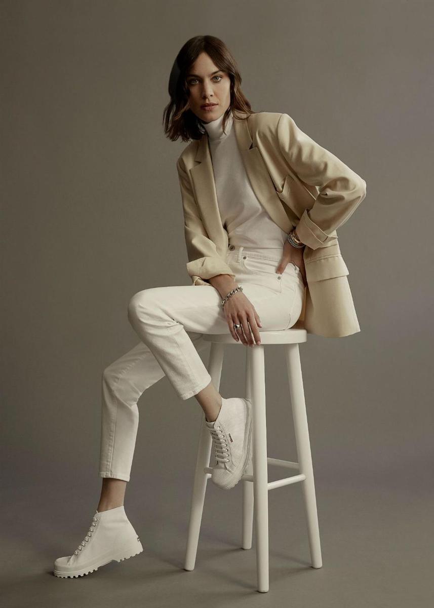 Alexa Chung con zapatillas Superga de caña alta en color blanco