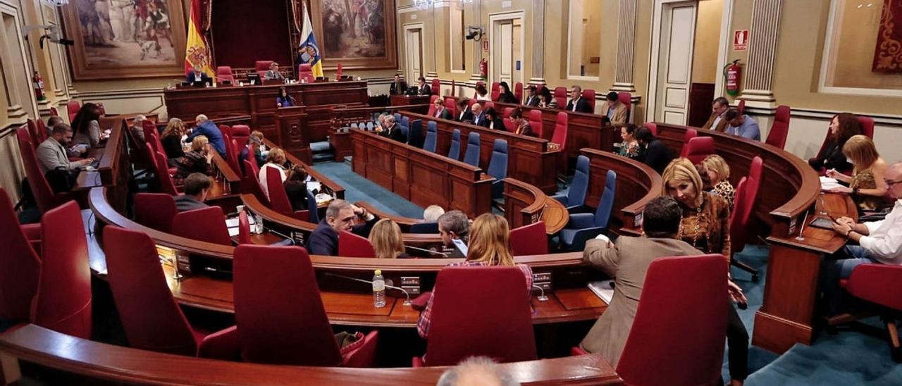 Un momento del pleno del Parlamento de Canarias, ayer.