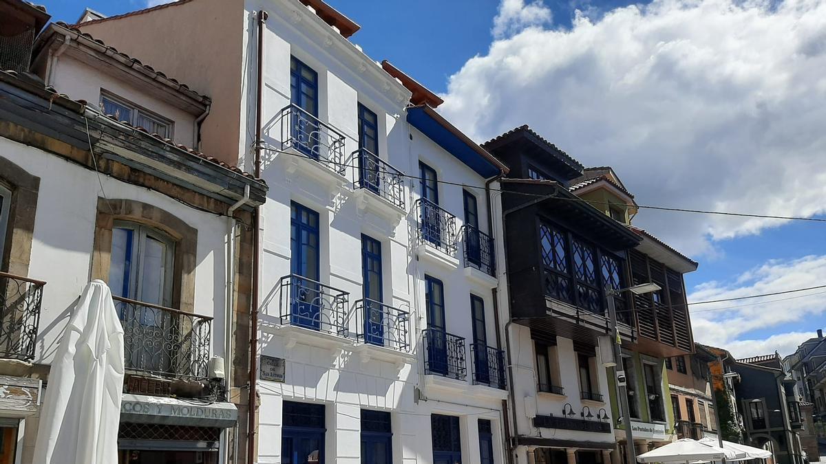 El edificio ya casi finalizado con una decena de apartamentos turísiticos, pintado en blanco y azul