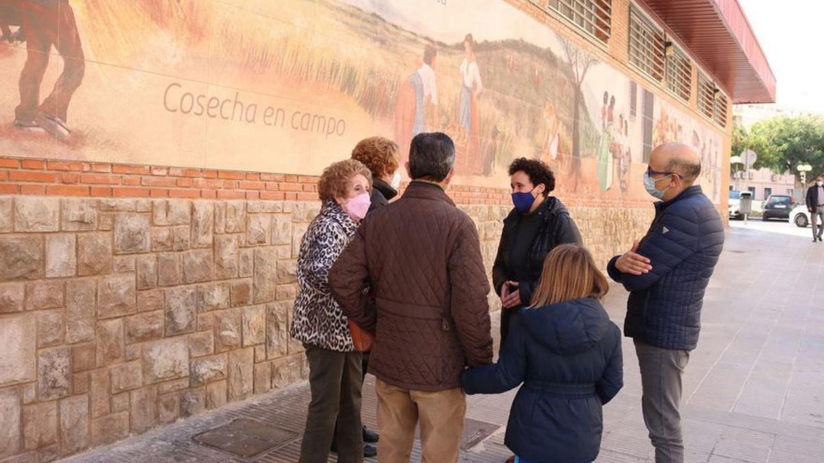 La alcaldesa comprobó el resultado del mural cerámico en el mercado.  | MEDITERRÁNEO