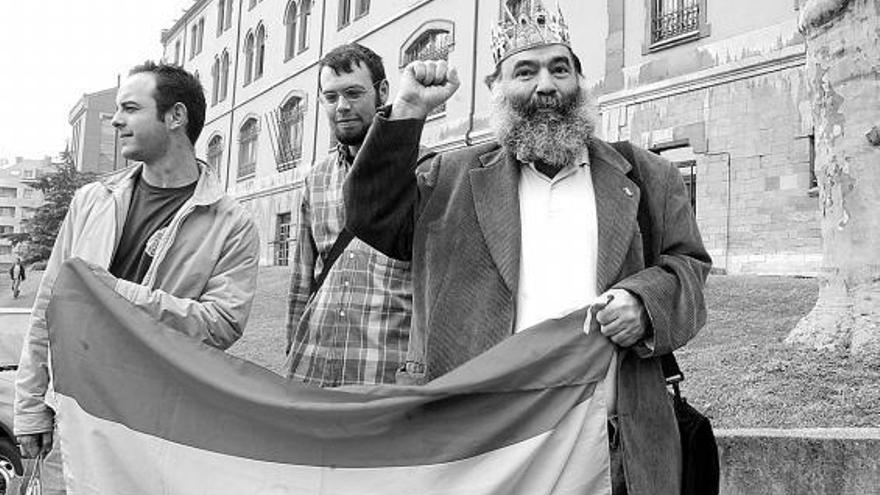 Nel Amaro, a la derecha, y dos compañeros, en una imagen de archivo, durante la presentación en el campus del Milán de «Letizia tour republicano», un recorrido por los lugares ovetenses vinculados a la Princesa de Asturias.