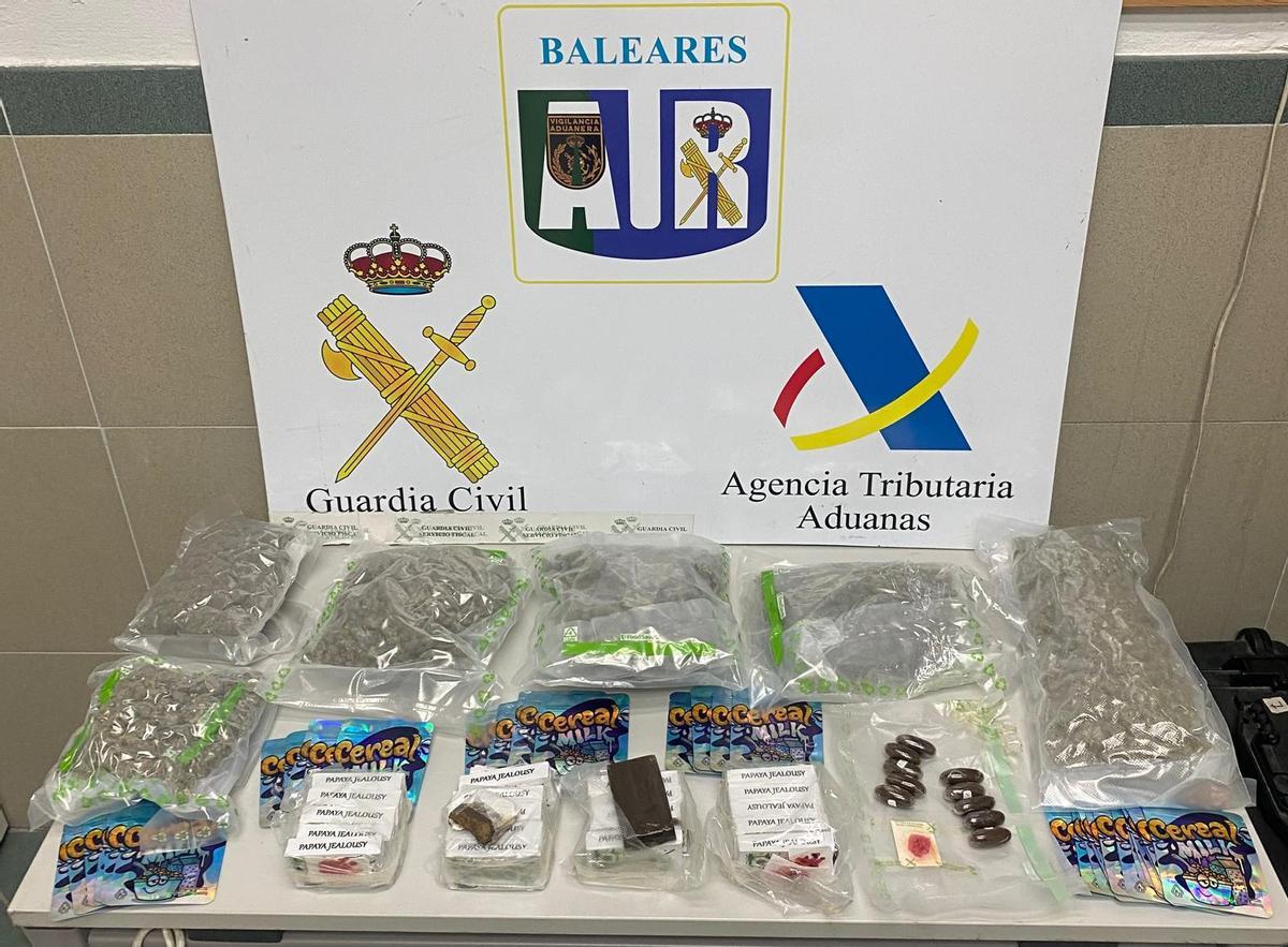 Hachís y marihuana intervenida por la Guardia Civil y Aduanas.