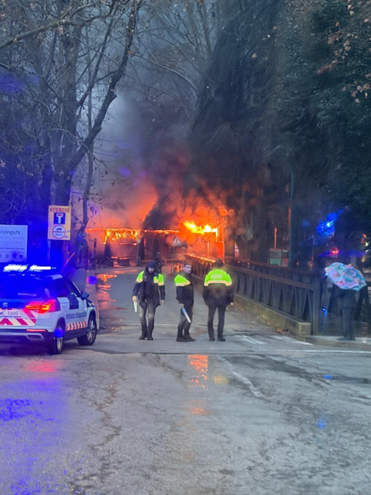 Els treballs per apagar el foc a Santa Coloma de Farners.
