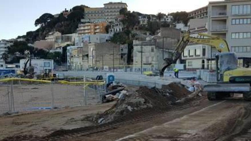 Imatge d&#039;ahir de la construcció de les graderies de la platja.