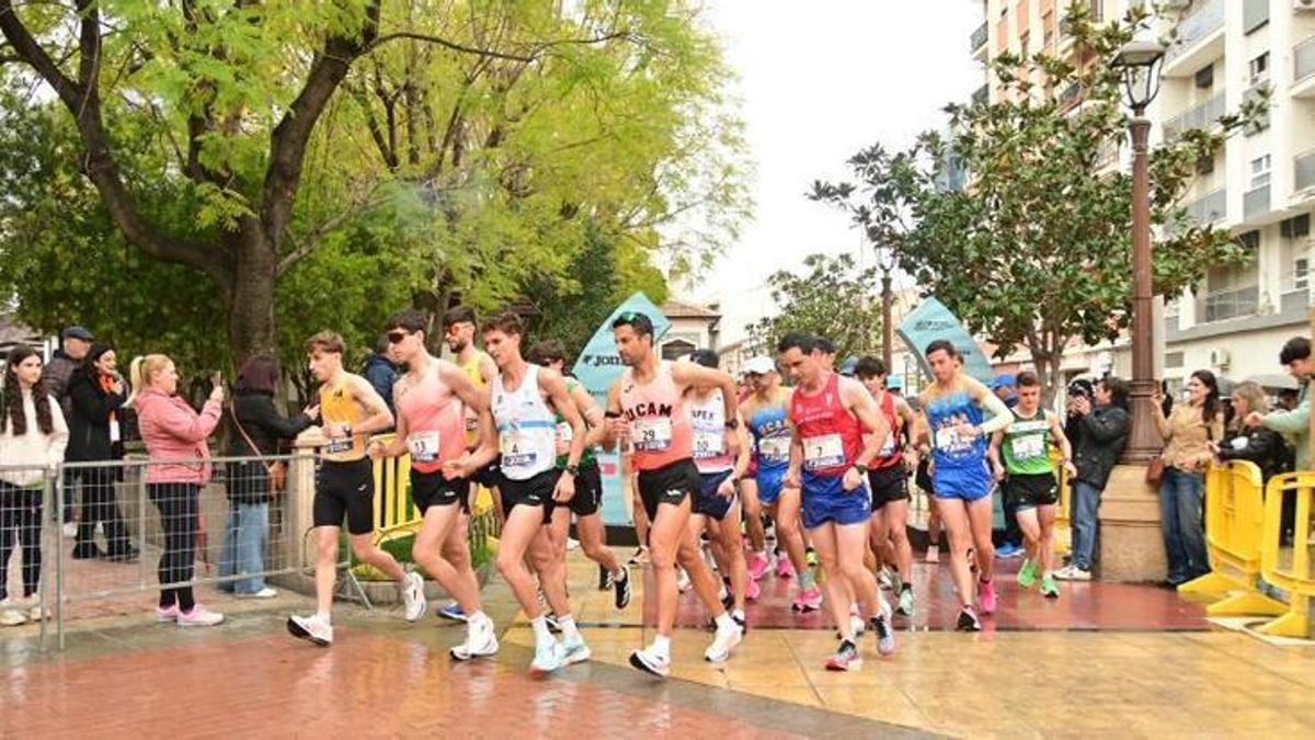 Miguel Ángel López junto al grupo