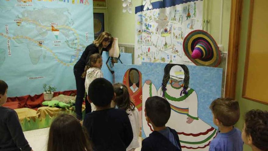 La profesora guía a los alumnos en una actividad.