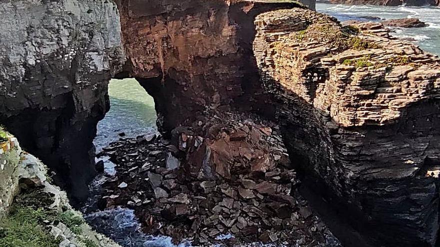 La playa de As Catedrais sufre un nuevo derrumbe en uno de los arcos de piedra