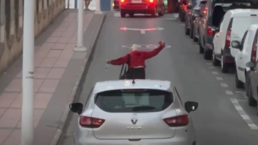 Colas de coche en Telde por culpa de una peatona