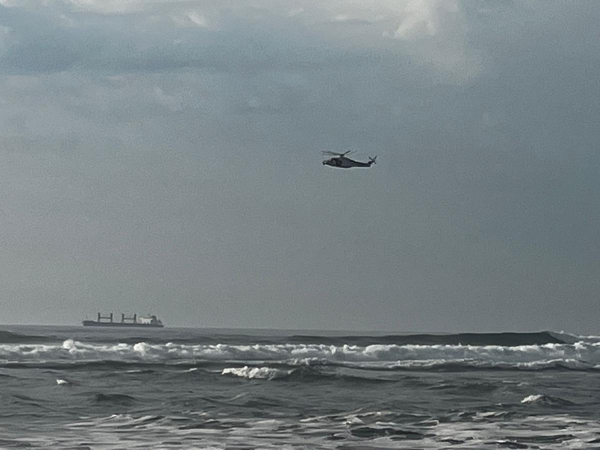 En imágenes: Angustiosa búsqueda de un bañista desaparecido en la playa de Salinas