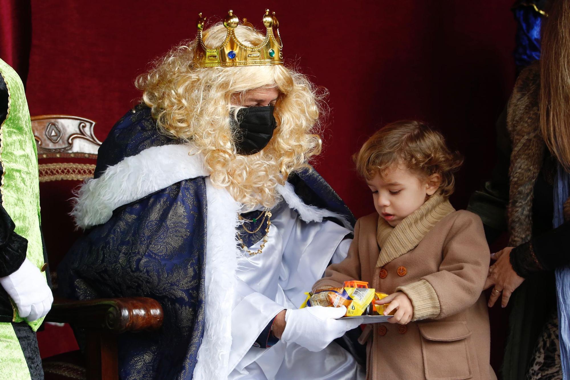 Los Reyes Magos reciben a los niños de Córdoba en el Patio de los Naranjos