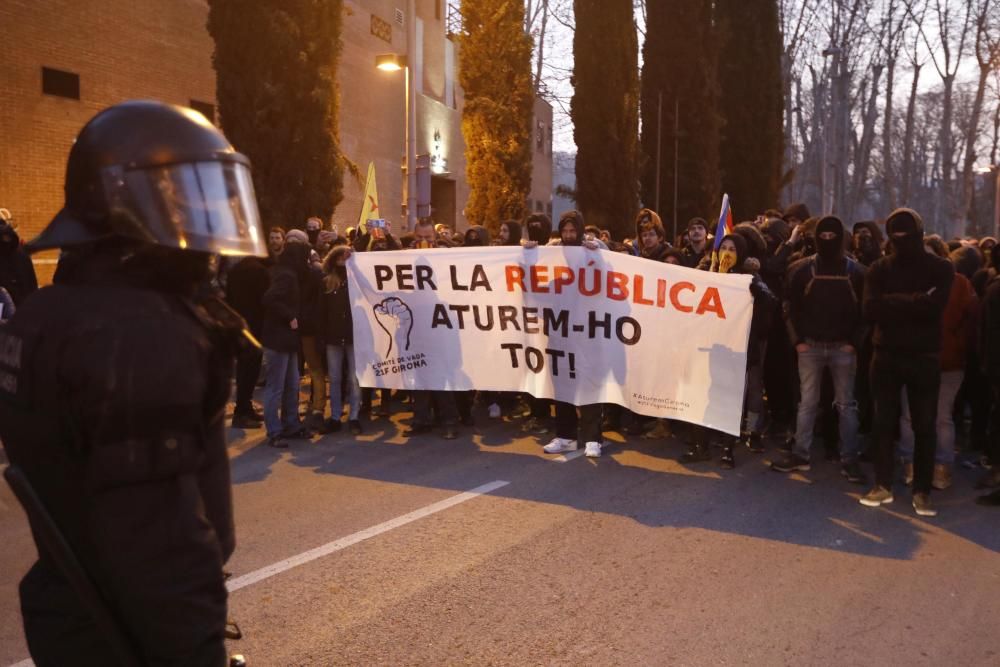 Manifestants anant cap al Palau de Justícia en la vaga del 21-F a Girona