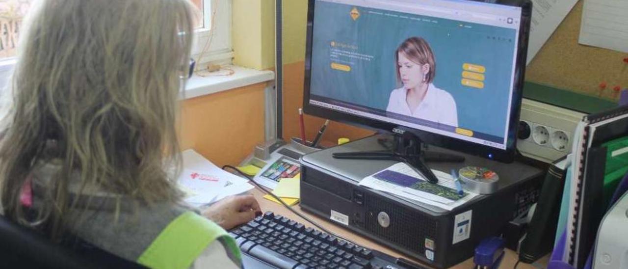 Una de las profesoras del colegio Poeta Antón utiliza la plataforma digital Tokapp.