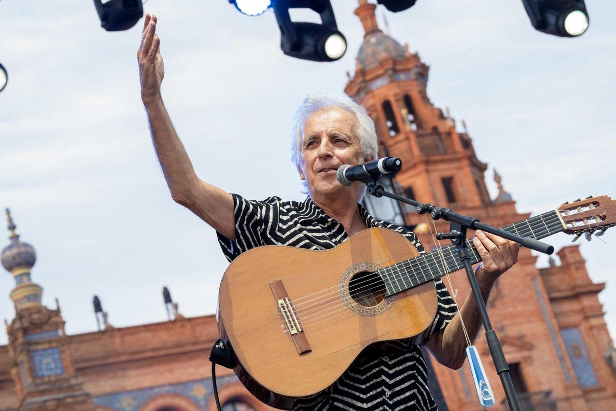 Kiko Veneno en el escenario de la Plaza de España
