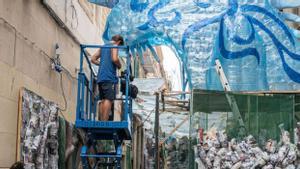 Últims preparatius del decorat del carrer de Mozart, ahir . | MARC ASENSIO CLUPÉS