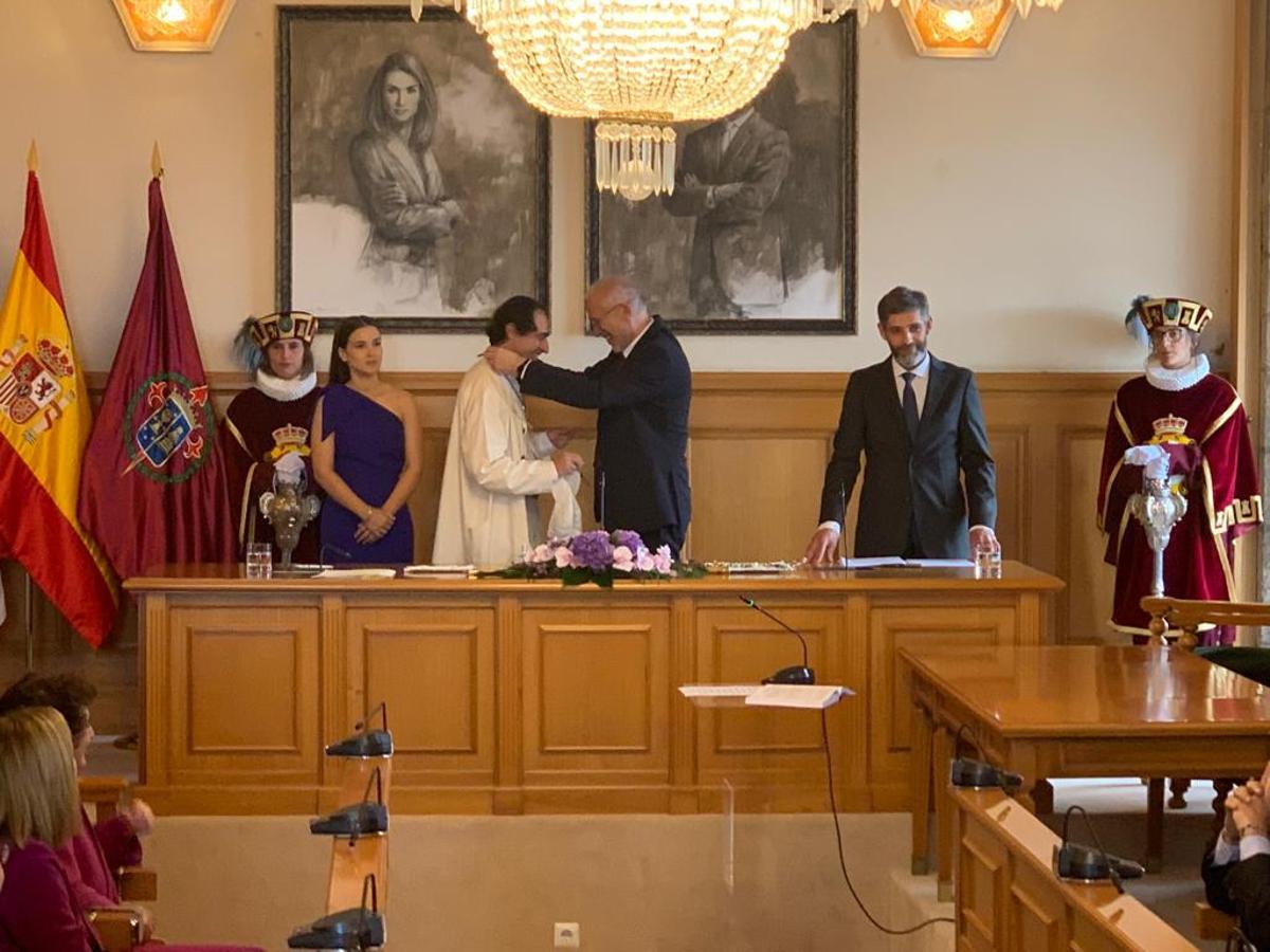 O concelleiro electo polo BNG, Xesús Domínguez, recibe a medalla de man de Sindo Guinarte