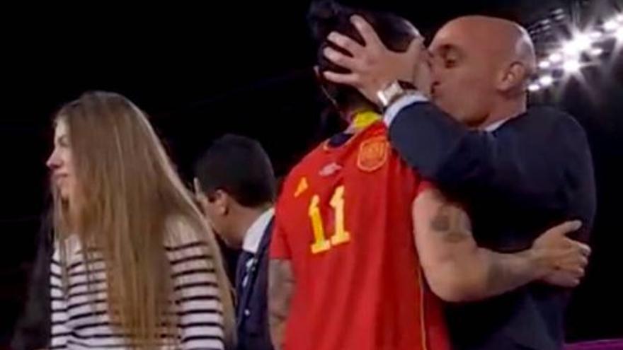 Rubiales se toma un beso de más