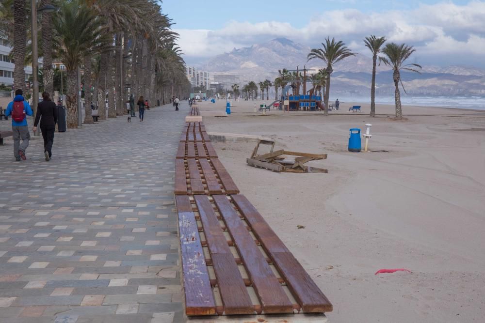 Vecinos de Playa de San Juan denuncian el abandono de las sillas de los socorristas