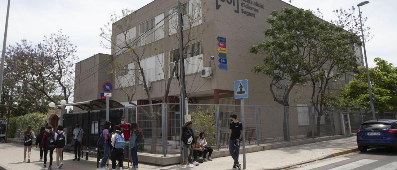 Alumnado a las puertas de la Escuela Oficial de Idiomas (EOI) de Sagunt. | DANIEL TORTAJADA