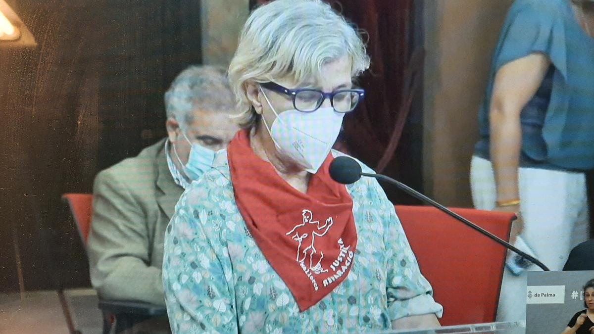 La presidenta de Memòria Democràtica, Maria Antònia Oliver, ha intervenido en el pleno a favor de la demolición de sa Feixina.