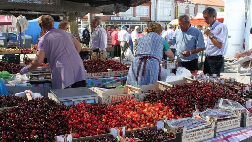 Puestos de cerezas en la última edición de la feria de Paiosaco. l. o.