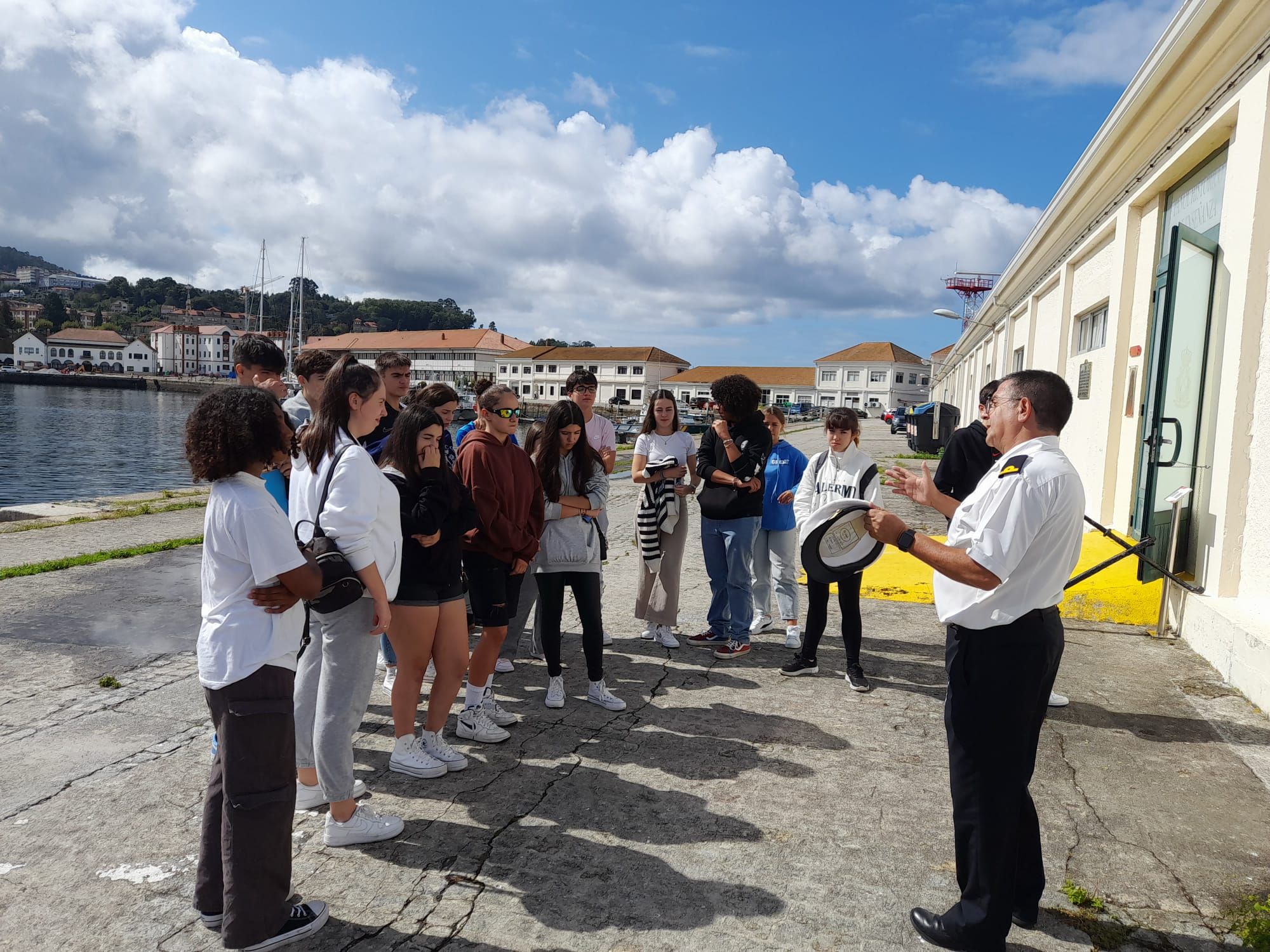La escuela naval de Marín, abierta para disfrute de 41 alumnos del instituto de Vegadeo