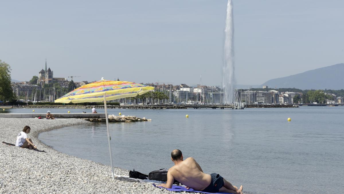 La gente disfruta del clima cálido en la plage des Eaux-Vives a orillas del lago Lemán., durante una ola de calor en Ginebra