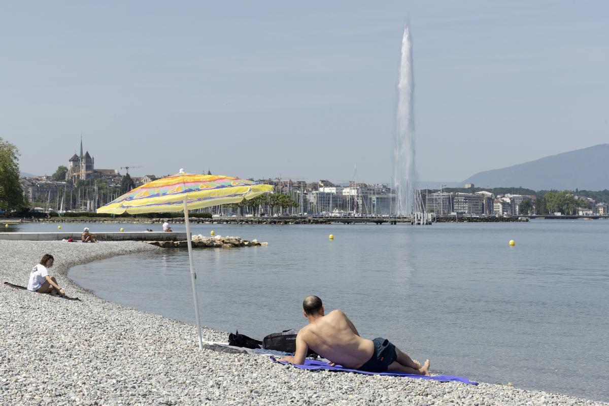 La gente disfruta del clima cálido en la plage des Eaux-Vives a orillas del lago Lemán, durante una ola de calor en Ginebra