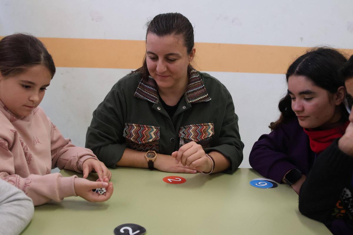 Una profesora observa el juego.