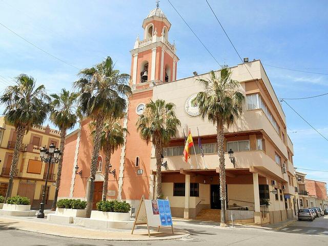 Vista del Ayuntamiento de Càrcer, junto a la iglesia de la Mare de Déu de l'Assumpció, en una imagen de archivo.