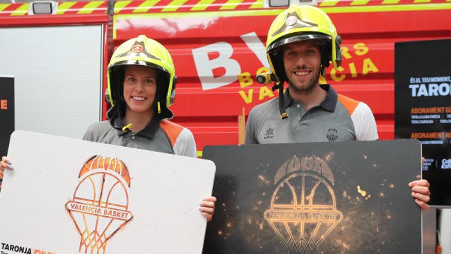 Anna Gómez, junto a Van Rossom en el Parque Central de Bomberos