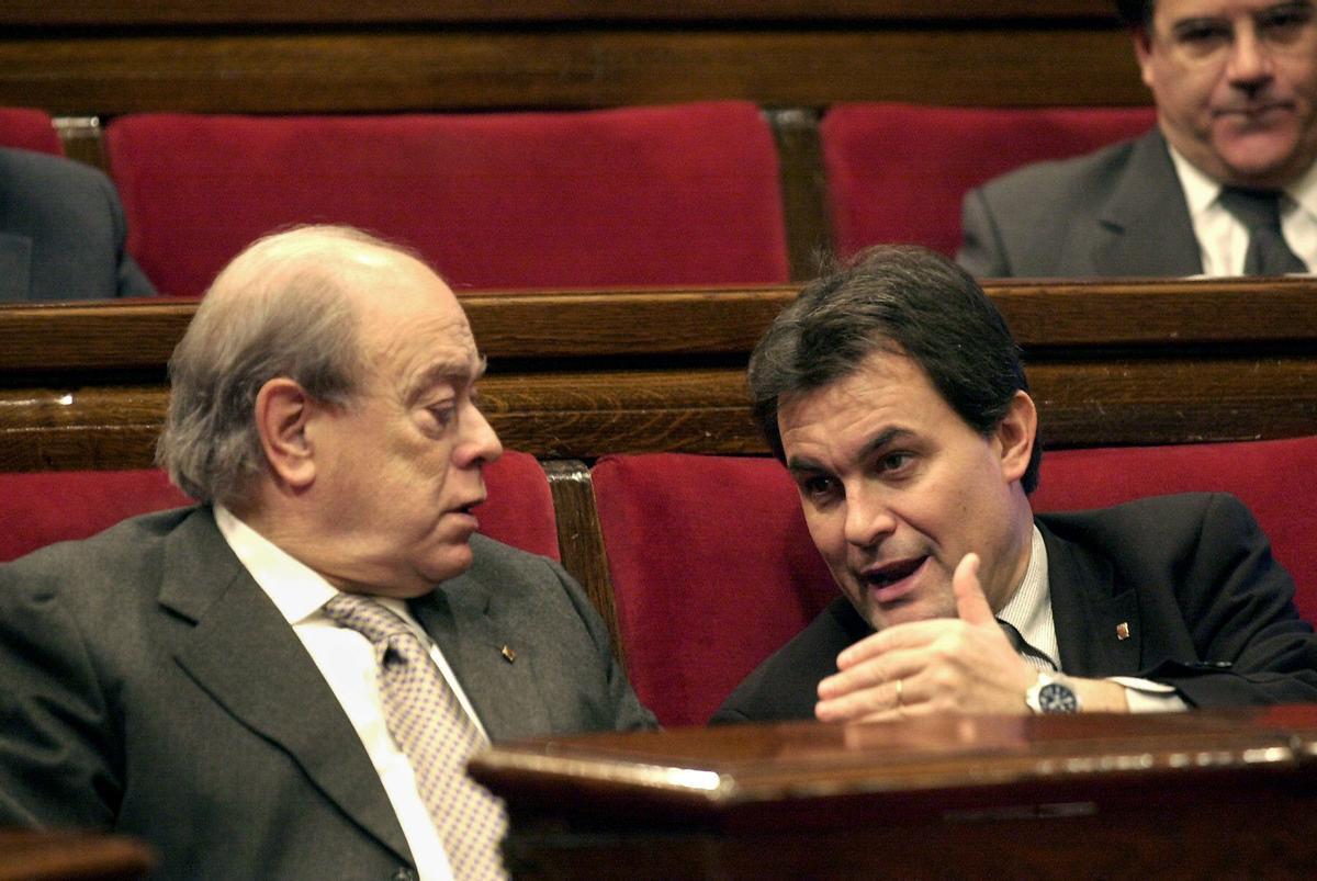 El expresident de la Generalitat, Jordi Pujol y el entonces conseller en cap de la Generalitat de Catalunya, Artur Mas, conversan durante la votación sobre los presupuestos de la Generalitat para el 2002.