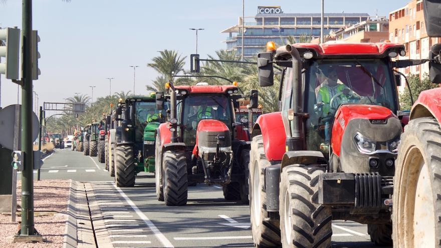 La protesta del campo en Murcia, en directo | Los tractores toman Ronda Sur y la Plaza Circular