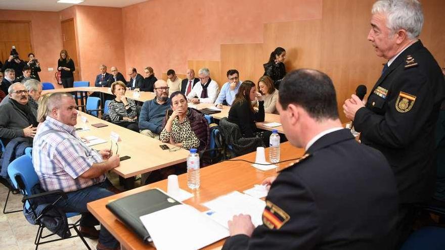 Reunión entre miembros de la policía y representantes sanitarios, ayer, en A Coruña.