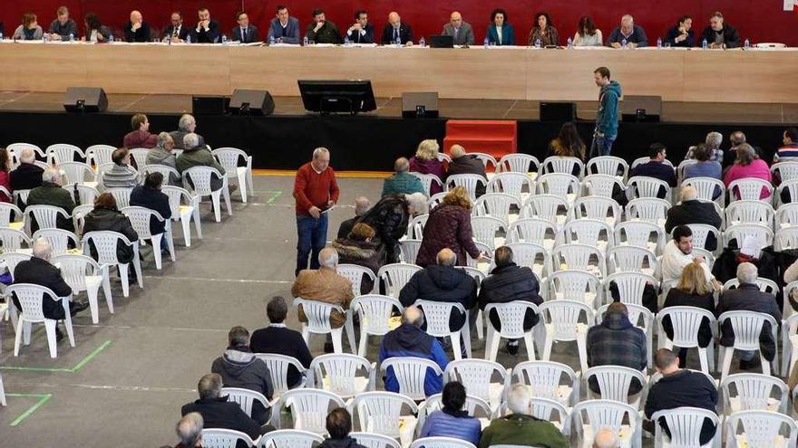 La junta directiva y los escasos socios que tomaron parte en la asamblea previa a las votaciones.