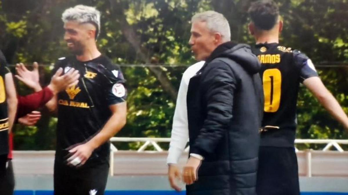 Oscar Cano celebra con sus jugadores la victoria