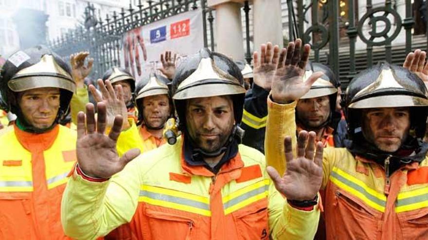 Los bomberos retoman sus protestas después de la oleada de incendios de diciembre