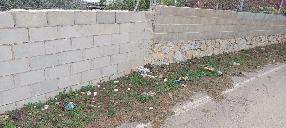 Suciedad acumulada en los alrededores del parking de caravanas de Verdegás.